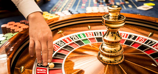 Roulette avec croupier en direct en action dans un casino en ligne